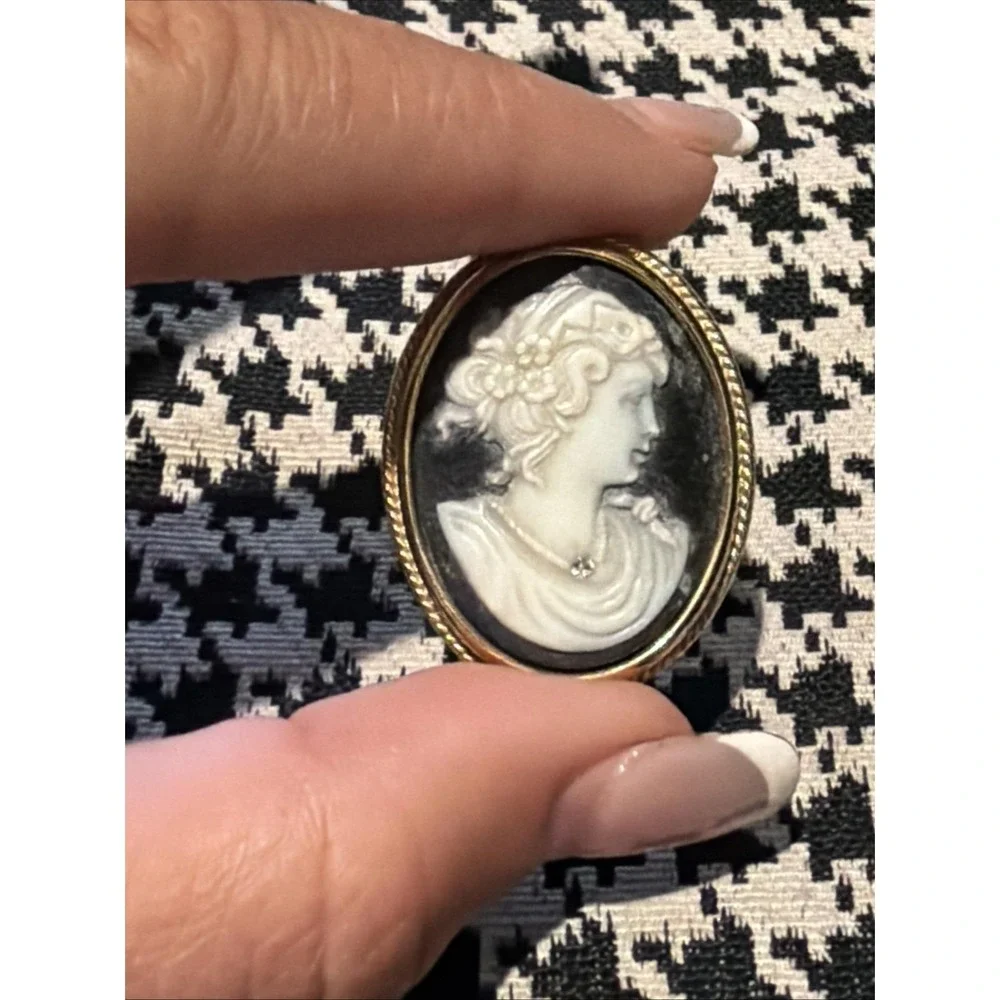 VTG Avon Cameo Brooch Pin Pendant Gold Tone Rhinestone Oval Signed 1.25